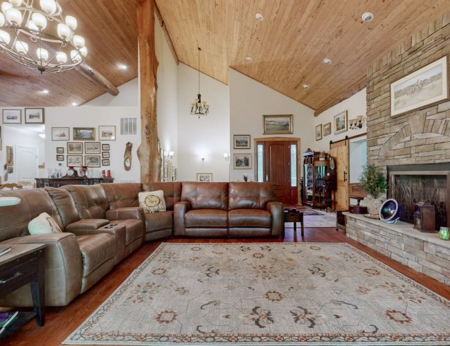 By submitting this image to Realtracs Inc, the User grants to Realtracs Inc an unrestricted license to use the image in compilations of properties and in other ways authorized by the Board of Directors.