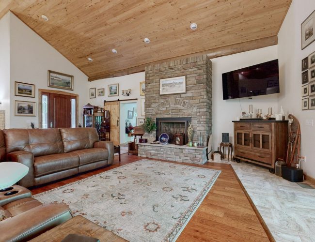 By submitting this image to Realtracs Inc, the User grants to Realtracs Inc an unrestricted license to use the image in compilations of properties and in other ways authorized by the Board of Directors.